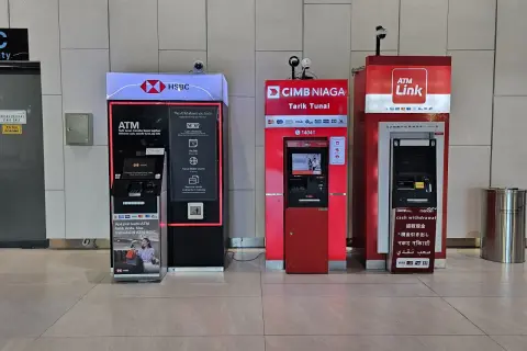 Cztery bankomaty: HSBC, CIMB NIAGA, ATM Link i jeden nieznany. Wiele walut na Bali można wypłacić z tych bankomatów.