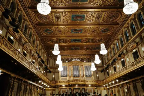Złota sala koncertowa w Wiedniu, przygotowana na koncert noworoczny. Wspaniałe zdobienia, kryształowe żyrandole i organy tworzą magiczną atmosferę.