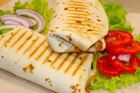 Jak zrobić kebab w tortilli - prosty przepis na smaczny obiad