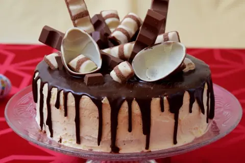 Tort oblany czekoladą, udekorowany batonikami Kinder Bueno i połówkami jajek. Idealny krem kinder bueno do tortu.