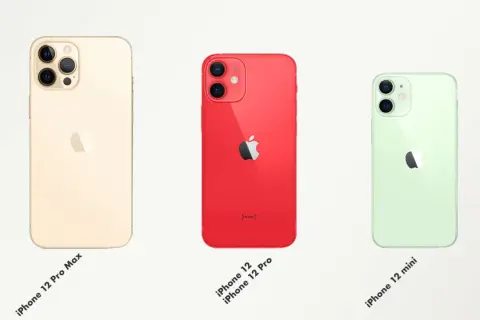 Trois iPhones côte à côte : un doré (Pro Max), un rouge (12/12 Pro) et un vert pâle (mini). La différence iPhone 12 est visible dans leurs tailles et appareils photo.