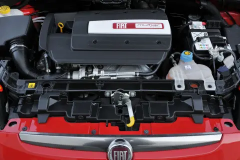 Silnik MultiAir Turbo w czerwonym Fiat Punto Grande.