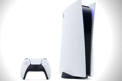 Konsola PlayStation 5 i kontroler DualSense. Pamiętasz, kiedy wyszło PS5?