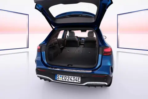 Maletero abierto del Mercedes EQA, mostrando su amplitud. Las dimensiones del Mercedes EQA son ideales para tu día a día.