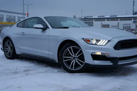 Srebrny Mustang 2.3 Ecoboost na śniegu, gotowy na zimowe wyzwania.