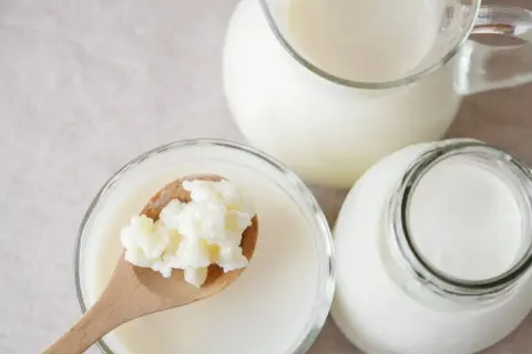 Kefir czy maślanka do chłodnika? Odkryj sekret idealnego smaku