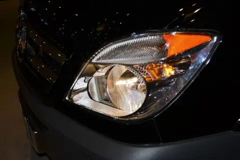 Reflektor Iveco Daily, gotowy do wymiany żarówki mijania.