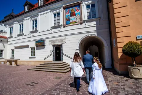 Rodzina w drodze na komunię. Piękny dzień, idealne miejsce, gdzie zrobić komunię.