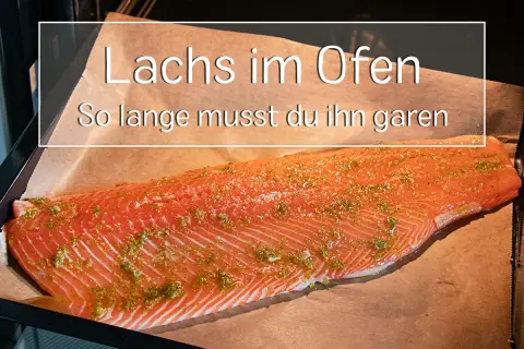 Rohe Lachsseite mit Kräutern mariniert, bereit für den Backofen. Perfekt für ein gesundes Abendessen.