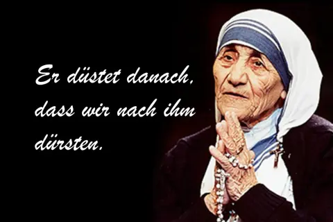 Mutter Teresa, deren Lebenslauf kurz und prägnant ist, mit betenden Händen und einem Rosenkranz. Ein Zitat über Durst.