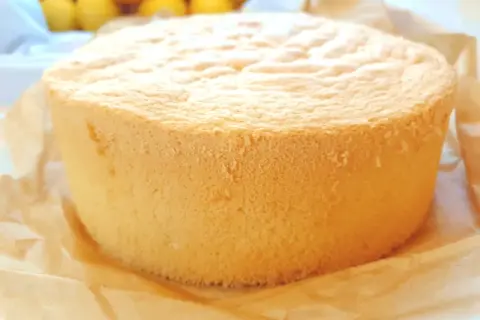 Puszysty biszkopt, idealny na szybkie ciasto z 4 składników. Wygląda lekko i apetycznie, gotowy do dekoracji.