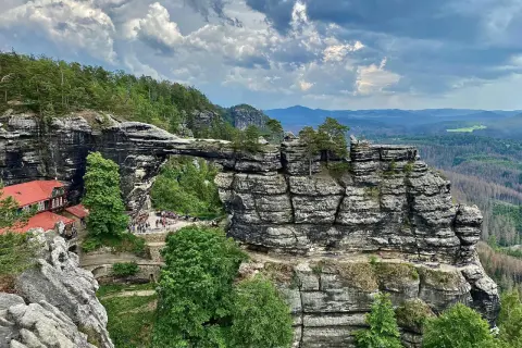 Felsentor in Böhmischer Schweiz, Tschechien. Naturwunder mit Wanderweg und Ausblick.