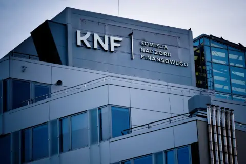 Budynek KNF. Komisja Nadzoru Finansowego monitoruje sytuację banków, tworząc listę banków zagrożonych.