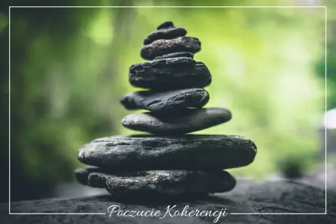 Kamienna wieża symbolizuje poczucie koherencji, równowagę i spokój w otoczeniu natury.