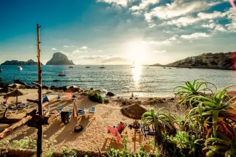 Ile trwa lot na Ibizę? Sprawdź, co musisz wiedzieć o przelotach
