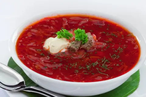 Jak ugotować zupę buraczkową, aby zachwycić smakiem i zdrowiem