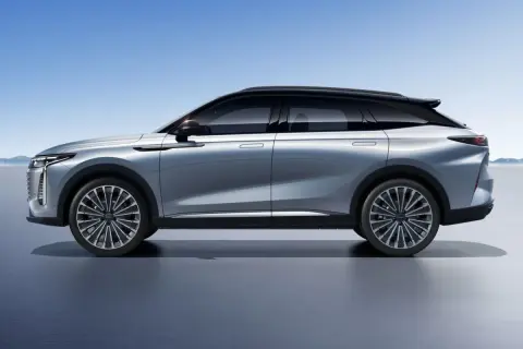Srebrny SUV z czarnym dachem, idealny jako zastępcze auto elektryczne, gdy Twój samochód trafi do serwisu. Od 2026 r. to norma!