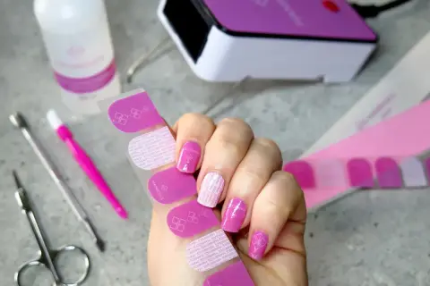 Zastanawiasz się, czym zastąpić klej do folii transferowej? Zobacz, jak łatwo uzyskać efektowny manicure z gotowymi naklejkami!