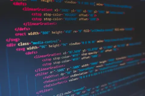 Kod SVG z definicjami gradientów i filtrów. Widać tu elementy takie jak `<linearGradient>`, `<filter>` i `<feColorMatrix>`, które tworzą złożone efekty wizualne, gdzie nawet **twarda spacja** ma znaczenie w strukturze kodu.