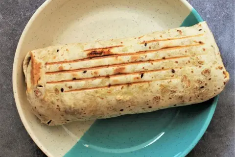 Kebab w tortilli: Ile kcal? Odkryj sekrety "fit" wyboru!