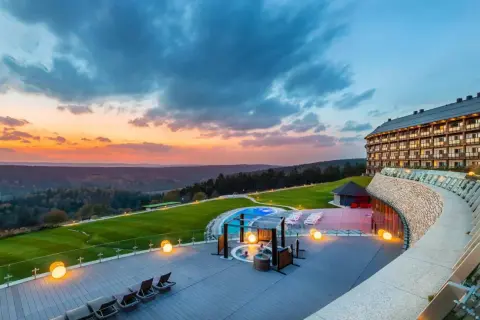 Hotel Arłamów opinie: taras z basenem i widokiem na zachód słońca. Luksusowy wypoczynek w otoczeniu natury.