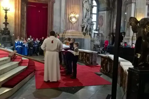 Ile trwa majówka w kościele? Poznaj różnice w czasie trwania nabożeństw