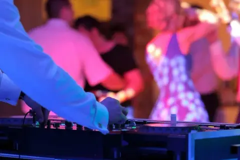 Ile kosztuje DJ na imprezę? Sprawdź ceny i kluczowe czynniki