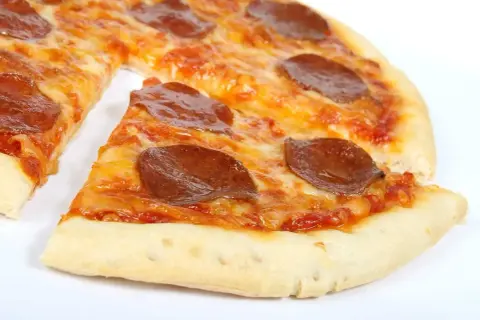 Pyszna pizza pepperoni, 32 cm średnicy. Zastanawiasz się, ile kcal ma pizza 32 cm? Ta wygląda na około 1500-2000 kcal.
