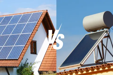 Confronto tra pannelli solari fotovoltaici sul tetto di una casa e un pannello solare termico con serbatoio.