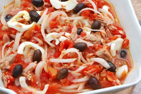 Ensalada murciana con tomate, cebolla, atún, huevo duro y aceitunas negras. Un plato fresco y lleno de sabor.