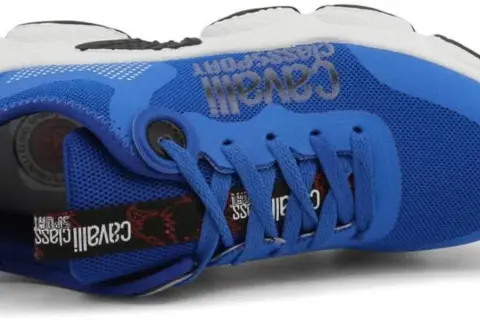 Scarpe sportive blu e bianche da uomo Cavalli Class, perfette per un look casual e dinamico.