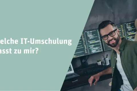 Ein Mann zwinkert vor mehreren Bildschirmen mit Code. Er überlegt, welche IT-Umschulung nebenberuflich am besten zu ihm passt.