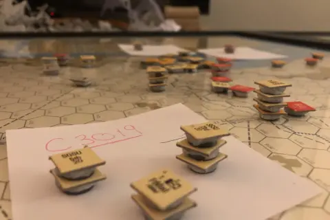 Żetony na mapie strategicznej gry planszowej, symulującej kampanię w Afryce Północnej.