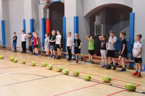Zajęcia z wf dla klasy 1: ciekawe pomysły na aktywności ruchowe