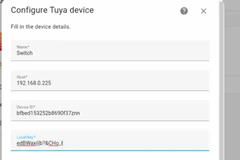 Fenêtre de configuration d'un appareil Tuya, avec les champs Nom, Hôte, ID et clé locale remplis.