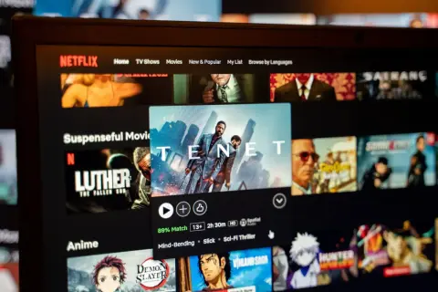Na ekranie Netflixa widać propozycje filmów i seriali, w tym "Tenet" i "Luther". Idealne na wieczór z serialami Netflix dla nastolatków.