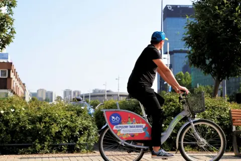 Mężczyzna na rowerze miejskim w Katowicach, odkrywa nowe trasy rowerowe w mieście.