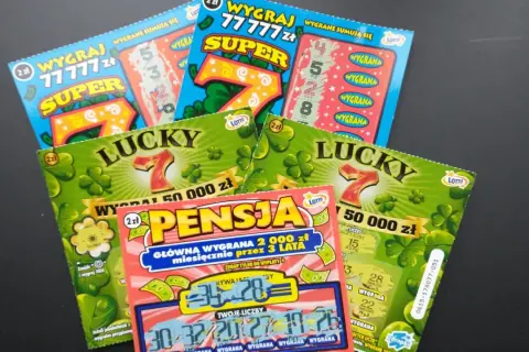 Zdrapki "Super 7", "Lucky 7" i "Pensja" pokazują różne kombinacje liczb, które mogą oznaczać wygraną. Jakie numery zdrapek wygrywają? To tajemnica każdej z nich!