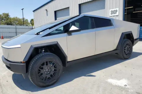 Tesla Cybertruck w Polsce: Ile naprawdę kosztuje import i utrzymanie?