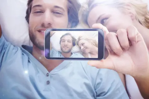 Para dowodzi, jak się zakochać, robiąc sobie selfie w łóżku.