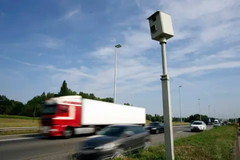 Caméra de surveillance routière. Le radar flash à combien ? Les voitures roulent vite sur l'autoroute.