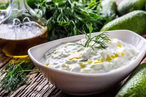 Tajemnica greckiego smaku tzatziki: jogurt, ogórek, czosnek, koperek i oliwa. Jakie przyprawy dodać do sosu tzatziki żeby smakował jak w Grecji?