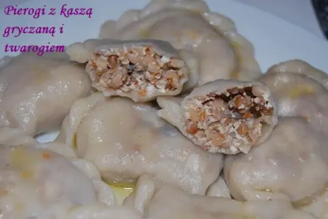 Pyszne pierogi z kaszą gryczaną i serem. Sprawdzony przepis na domowe danie.