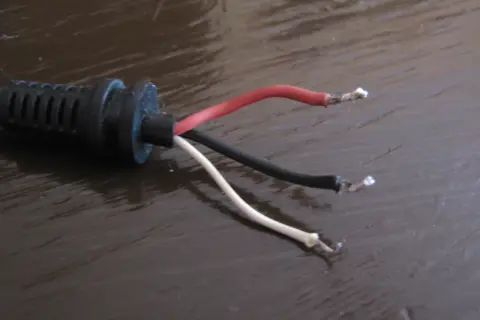 Który kabel to plus w zasilaczu? Sprawdź zanim podłączysz!