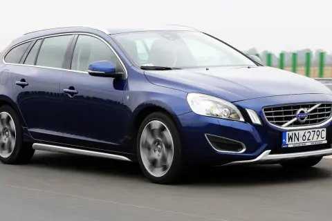 Niebieskie Volvo V60 w ruchu drogowym. Wiele pozytywnych volvo v60 opinie potwierdza jego wszechstronność.