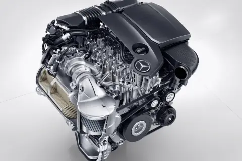 Silnik Mercedesa z turbosprężarką i widocznym układem dolotowym. Zastanawiasz się, ile waży silnik? Ten nowoczesny agregat to przykład inżynierii.
