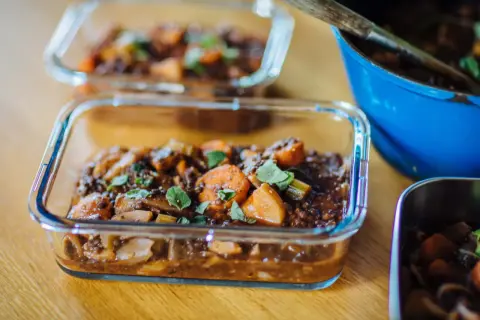 Matlådor fyllda med mustig gryta med morötter och linser, perfekta lunchtips för en god och mättande måltid.