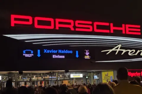 Vor der Porsche Arena Stuttgart drängen sich Fans für Xavier Naidoo.