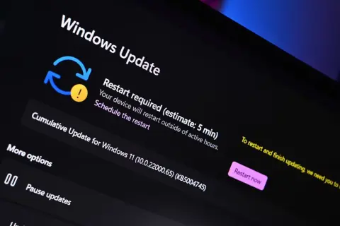 Ekran Windows Update z komunikatem "Restart required". Jeśli chcesz cofnąć aktualizację Windows 11, sprawdź opcje historii aktualizacji.