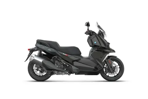 Ciemnoszary skuter BMW C 400 X z czarnym siedzeniem i przyciemnianą szybą, gotowy na miejskie przygody.